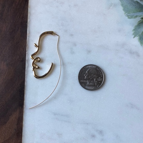 The Bea - Detailed Woman Statement Earrings - Picture 3 of 3